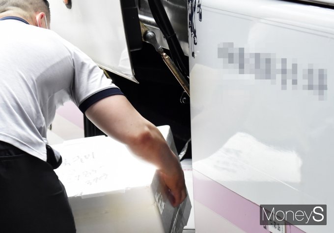[머니S포토] 추석연휴 귀성, 마음은 가볍고 양손은 무겁게