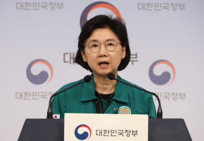 75세 이상 고령자부터 예방접종이 시작된다. 사진은 지영미 질병관리청장이  2024~2025절기 코로나19 예방접종계획과 추석방역대책에 대해 브리핑을 하는 모습/사진=뉴시스
