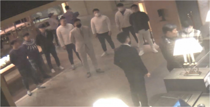 서울 용산 그랜드하얏트호텔을 점거하고 난동을 부린 MZ 조직폭력배 '수노아파' 조직원 10여명이 무더기로 실형과 집행유예를 선고받았다. 사진은 '수노아파' 조직원들이 호텔을 점거했을 당시 모습. /사진=뉴스1(서울중앙지검 강력범죄수사부)