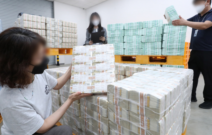  추석을 일주일 앞둔 10일 경기도 수원시 영통구 한국은행 경기본부 현송작업장에서 직원들이 시중은행에 공급될 추석자금을 점검하고 있다. /사진=뉴시스