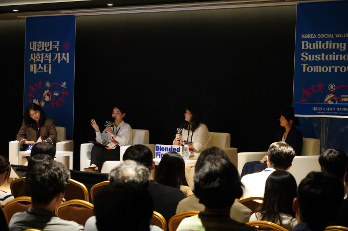 12일 '제1회 대한민국 사회적 가치 페스타'에 참가한 전문들이 코이카 주최 토의세션에서 논의를 하고 있다. /사진=코이카