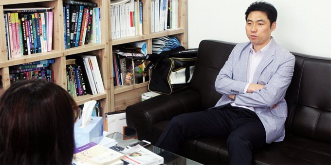 국가대표 배드민턴 선수였던 김동문이 대한배드민턴협회장 선거에 출마할 것을 공식적으로 선언했다. 사진은 2016년 원광대학교와 인터뷰 중인 교수 김동문 . /사진=원광대학교 홈페이지 캡처