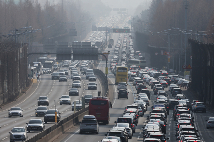 추석 연휴 전날에 교통사고가 가장 많이 발생하는 것으로 나타났다. 사진은 차량 정체된 서울 서초구 경부고속도로 잠원 IC 인근 도로의 모습. /사진=뉴스1