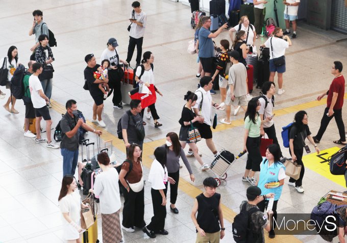 [머니S포토] 서울역 귀성행렬 시작, 출발! 고향앞으로…