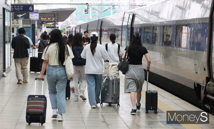 [머니S포토] 고향가는 추석열차, 서둘러 귀성행렬 오른 시민들