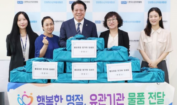 최대호 안양시장(가운데)이 9일 안양청소년자립생활관을 방문해 종사자를 격려하고 있다.