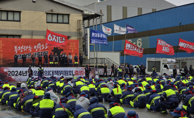 조선업계가 각종 인력 문제로 고심하고 있다. 사진은 HD현대중공업 노조 조합원들이 지난달 28일 울산 조선소 노조 사무실 앞에서 중앙쟁의대책위원회 출범식을 진행하는 모습. /사진=뉴스1