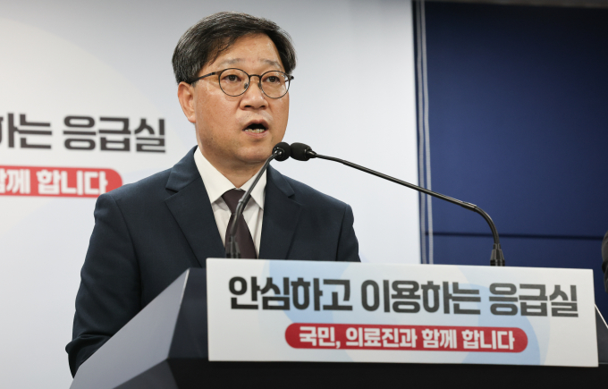 정부가 추석 연휴 기간인 오는 14일부터 18일까지 전국 409개 응급실 중 407개 응급실이 매일 24시간 운영된다고 전했다. 사진은 정윤순 보건복지부 보건의료정책실장이 13일 서울 종로구 정부서울청사에서 응급의료 등 비상진료 대응 관련 브리핑을 하는 모습. /사진=뉴스1