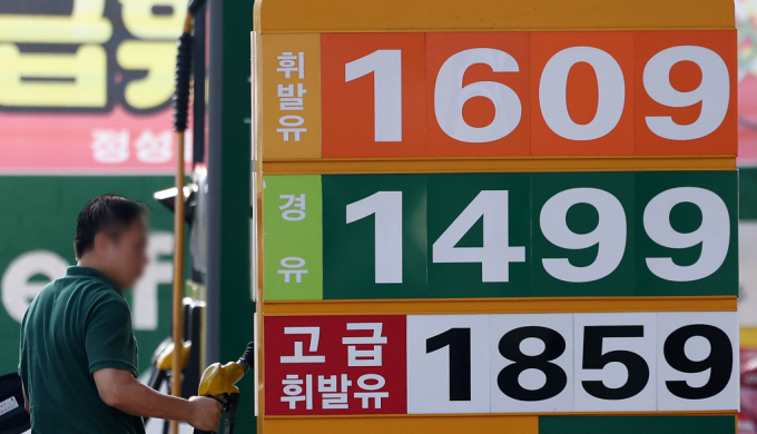 서울 시내 한 주유소에 휘발유와 경유 가격이 표시돼 있다. / 사진=뉴시스 김명년 기자  /사진=김명년