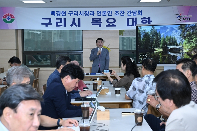 백경현 구리시장이 12일 조찬간담회를 통해 전임 시장이 추진했던 '구리아이타워 건립사업'에 대해 설명하고 있다. / 사진제공=구리시