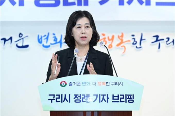 구리시 조명아 환경사업소장이 12일 시청 본관 3층 종합상황실에서 정례 기자브리핑을 하고 있다. / 사진제공=구리시
