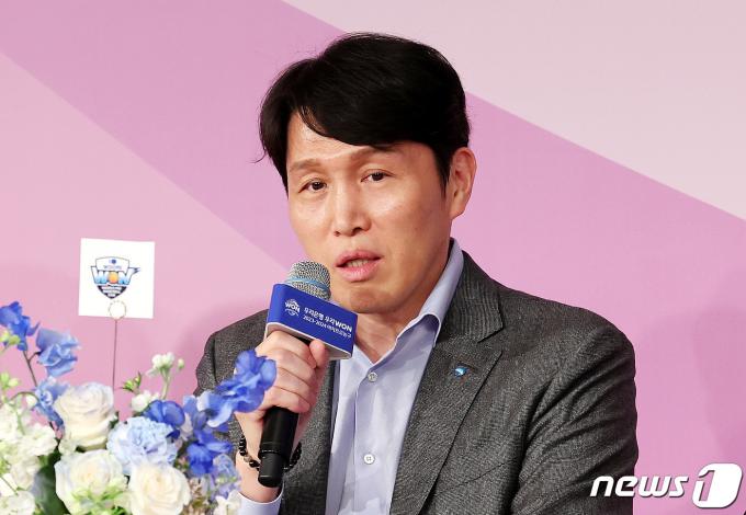 5일 서울 마포구 상암동 스탠포드호텔에서 열린 '2023-2024 여자프로농구 포스트시즌 미디어데이'에서 위성우 우리은행 감독이 출사표를 던지고 있다. 2024.3.5/뉴스1 ⓒ News1 박지혜 기자