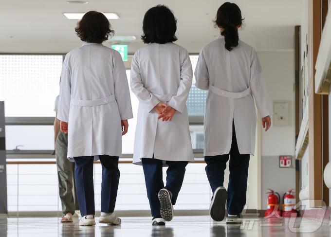정부가 전공의 복귀 대책으로 내놓은 '하반기 전공의 모집'의 지원율이 1%대에 그치자 전공의 모집을 재개하기로 했다. 보건복지부는 지난달 '의사 집단행동 중앙안전재난대책본부'(중대본) 브리핑을 열고 
