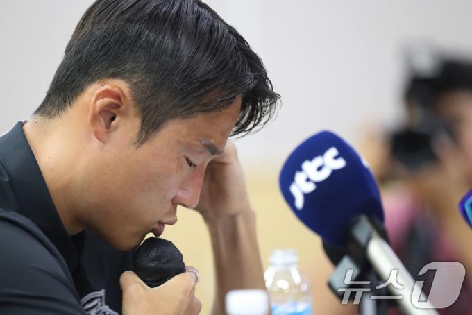 승부 조작 혐의로 중국축구협회로부터 영구 제명 징계를 받은 축구선수 손준호(수원FC)가 11일 오후 경기 수원시 장안구 수원시체육회관에서 열린 기자회견에서 입장을 밝히고 있다. 2024.9.11/뉴스1 ⓒ News1 김영운 기자