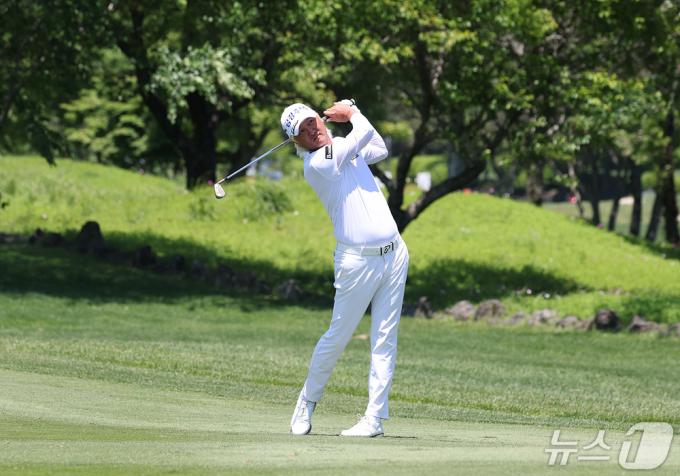 허인회가 15일 제주 서귀포 핀크스 콜프클럽에서 열린 한국프로골프투어(KPGA) SK텔레콤 채리티 오픈(자선경기)에서 11번홀 세컨 아이언샷을 하고 있다. (SK텔레콤 제공) 2024.5.15/뉴스1