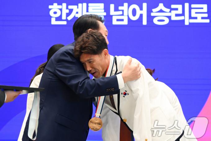 [사진] 윤석열 대통령, 파리 패럴림픽 김황태 선수 에게 국민감사 메달 수여