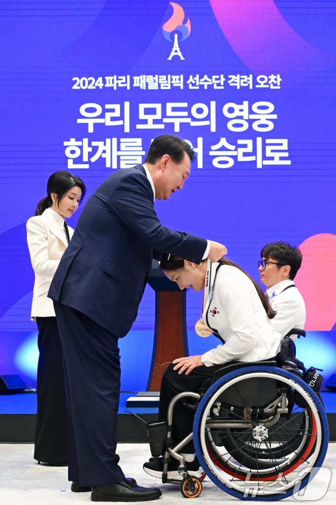 [사진] 윤석열 대통령 부부, 파리 패럴림픽 선수에게 국민감사 메달 수여