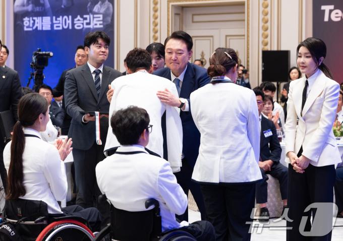 [사진] 윤석열 대통령, 파리 패럴림픽 김황태 선수 에게 국민감사 메달 수여