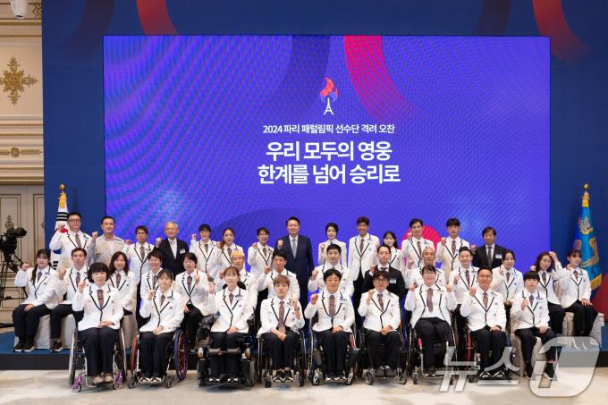 [사진] 윤석열 대통령 부부, 파리 패럴림픽 선수단과 함께