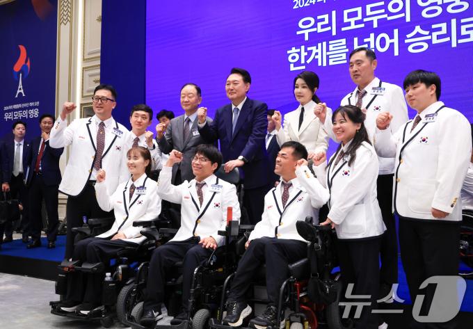 [사진] 윤석열 대통령 부부, 파리 패럴림픽 선수단과 함께