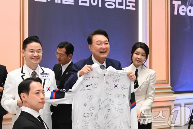 [사진] 파리 패럴림픽 선수단 선물 전달 받는 윤석열 대통령 부부