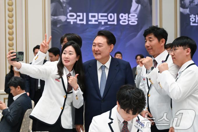 [사진] 윤석열 대통령, 파리 패럴림픽 선수단과 함께