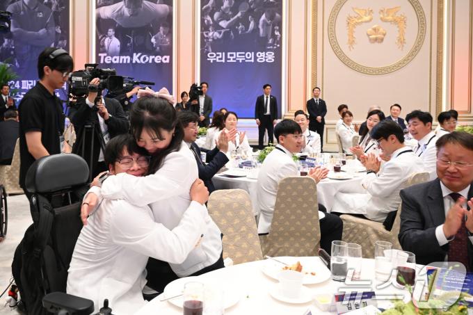 [사진] 어머니와 포옹하는 서민규 선수