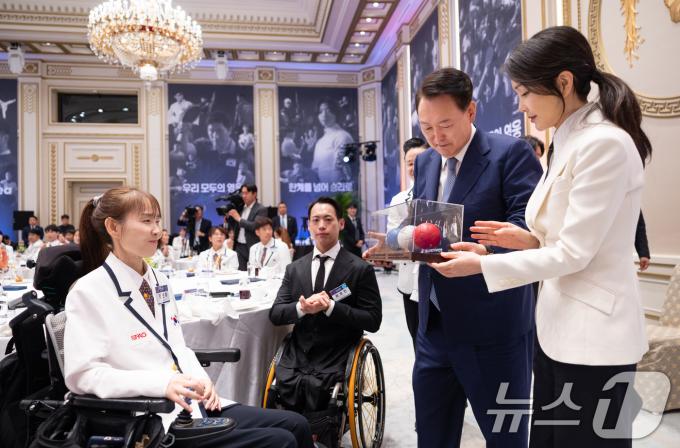 [사진] 파리 패럴림픽 선수단 기념선물 전달 받는 윤석열 대통령 부부