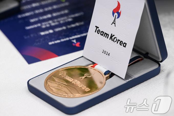 [사진] 윤 대통령이 파리 패럴림픽 선수단에 수여한 국민감사 메달
