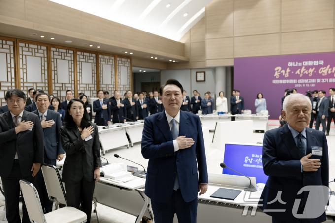 [사진] 국민통합위 성과 보고회, 국기에 경례하는 윤석열 대통령