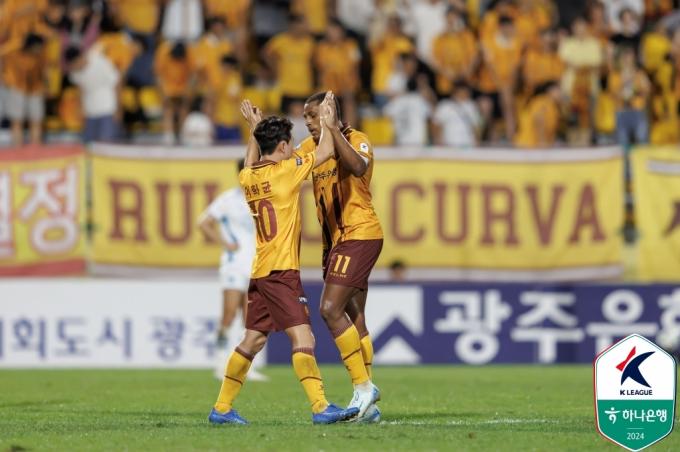 광주FC가 13일 열린 하나은행 K리그1 2024 30라운드 포항 스틸러스와 홈 경기에서 2-1로 승리, 3연패에서 벗어났다. (한국프로축구연맹 제공)