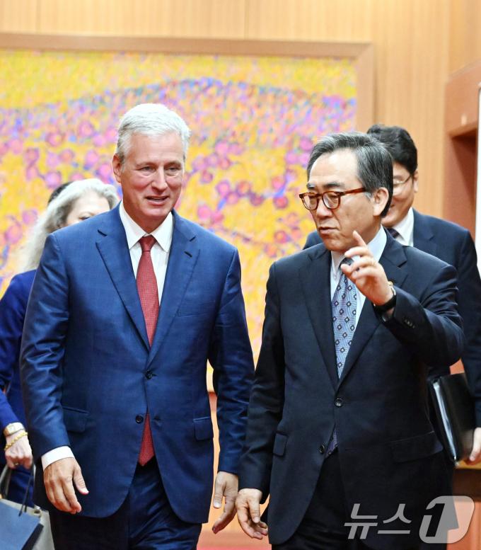 [사진] 오브라이언 전 美 국가안보 보좌관 만난 조태열 외교장관