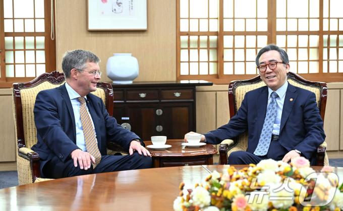 [사진] 조태열 외교장관, 얀 페이터 발케넨데 전 네덜란드 총리와 면담