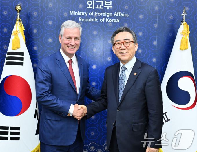 조태열 외교부 장관 13일 오후 서울 종로구 외교부에서 로버트 오브라이언(Robert O’Brien) 전 미국 국가안보 보좌관과 악수를 나누고 있다. 조 장관은 이날 오브라이언 전 보좌관과 한미동맹?한미일 협력, 미대선 및 지역·글로벌 협력 등 상호 관심사에 대해 의견을 교환했다.(외교부 제공) 2024.9.13/뉴스1 ⓒ News1 민경석 기자