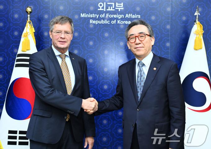 조태열 외교부 장관 13일 오후 서울 종로구 외교부에서 얀 페이터 발케넨데(Jan Peter Balkenende) 전 네덜란드 총리와 악수를 하고 있다. 조 장관은 이날 발케넨데 전 총리와 양국 관계 및 방산·원전협력, 기후변화 협력, 지역 및 국제정세 등에 대한 의견을 교환했다.(외교부 제공) 2024.9.13/뉴스1 ⓒ News1 민경석 기자
