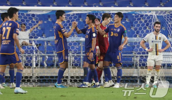 28일 오후 울산 문수축구경기장에서 열린 프로축구 '2024 하나은행 코리아컵' 4강 2차전 울산 HD와 광주 FC의 경기 종료 후 결승 진출을 확정한 울산 선수들이 서로 격려하고 있다. 2024.8.28/뉴스1 ⓒ News1 조민주 기자