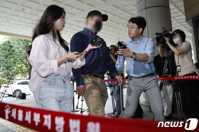 서울 용산구의 아파트 단지에서 현직 경찰관이 추락사한 '집단 마약' 의혹 모임 피의자 중 한 명이 11일 오전 서울 마포구 서부지방법원에서 열린 구속 전 피의자심문(영장실질심사)에 출석하고 있다. 2023.9.11/뉴스1 ⓒ News1 안은나 기자