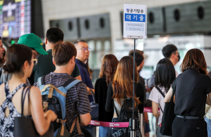 제주국제공항 항공기 운항이 한동안 중단되는 소동이 빚어졌다. 사진은 지난 10일 서울 강서구 김포공항 국내선 탑승장에서  탑승수속에 나선 여행객. /사진=뉴스1