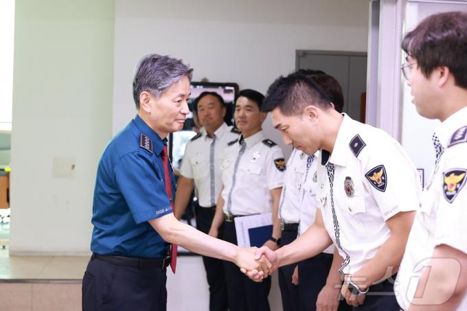 [사진] 순찰대원 격려하는 조지호 경찰청정