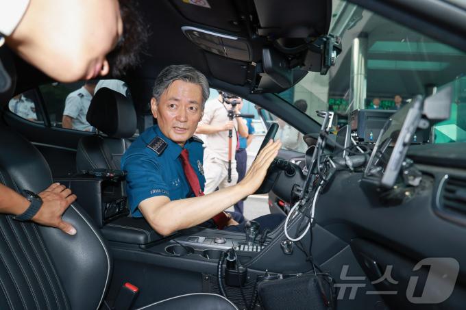 [사진] 순찰 차량 점검하는 조지호 경찰청장