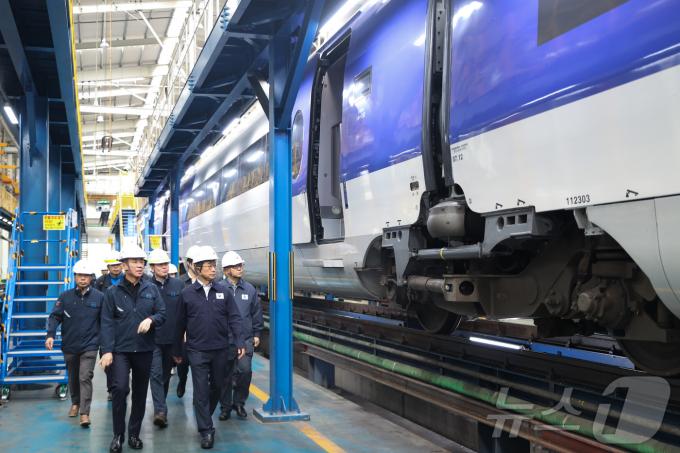 [사진] 박상우 장관, 수도권 철도차량 정비단 방문
