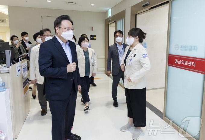[사진] 응급의료센터 방문한 조규홍 장관