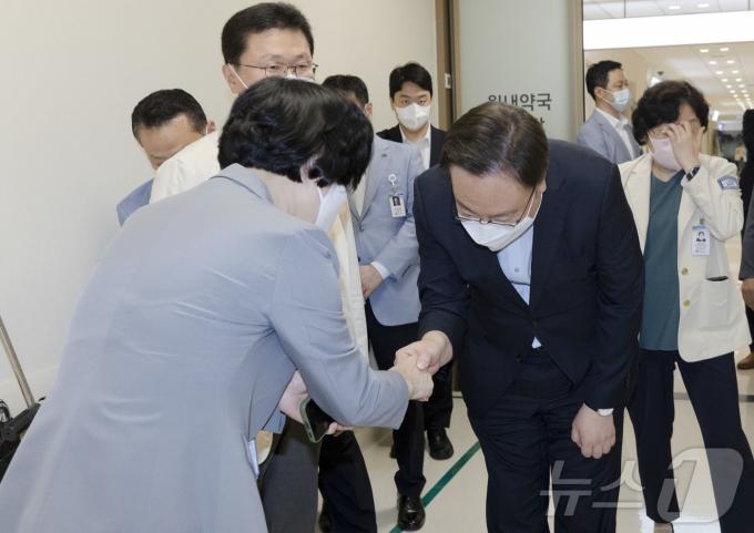 [사진] 조규홍 장관, 추석 연휴 응급실 의료진 격려