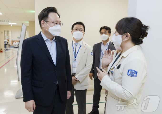 [사진] 조규홍 장관, 추석 연휴 응급실 근무자 격려