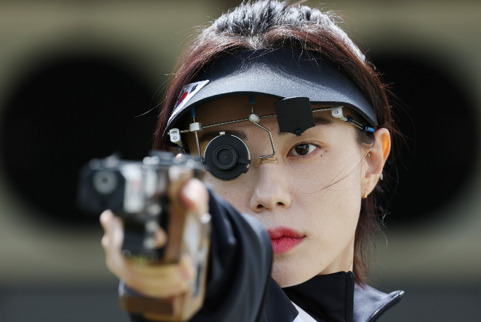 파리올림픽 사격 은메달리스트 김예지가 '킬러' 역으로 데뷔할 예정이다. 지난 5월 김예지가 훈련을 하던 중 자세를 취하고 있다. /사진=뉴시스