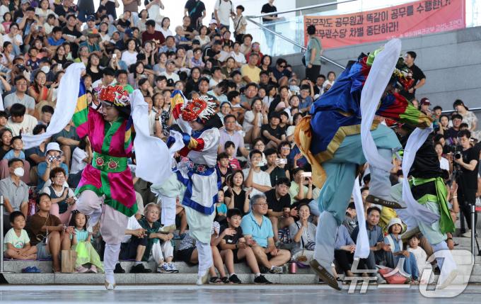 [사진] 명절엔 흥겨운 전통공연