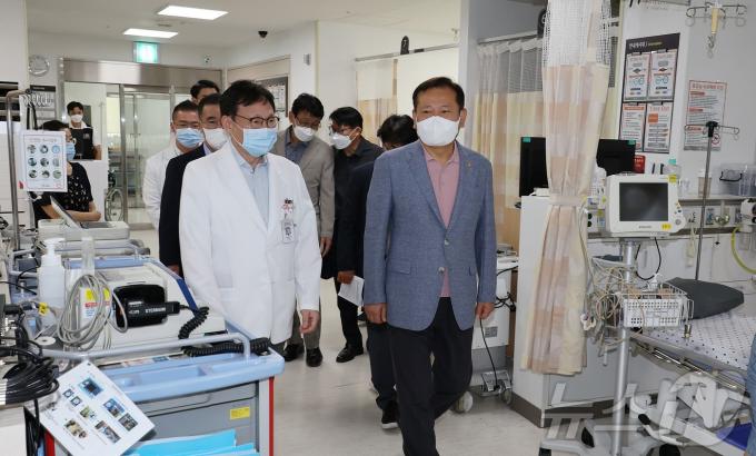 [사진] 이상민 장관, 추석 연휴 응급실 방문