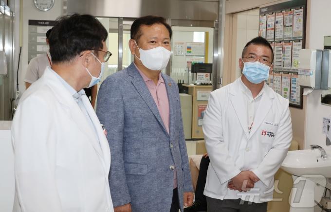 [사진] 이상민 장관, 추석 연휴 응급실 점검