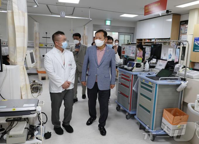 [사진] 이상민 장관, 추석 연휴 응급실 점검