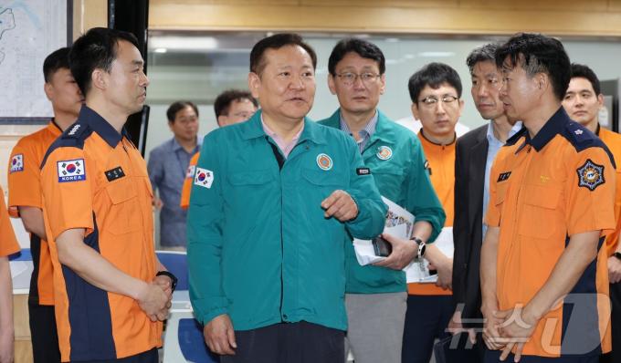 [사진] 이상민 장관, 추석 연휴 119구급상황관리센터 방문